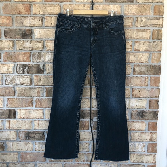 Silver Women’s Suki Surplus Flare Raw Hem Dark Wash Mid Rise Jeans W32/L32 - Picture 2 of 15